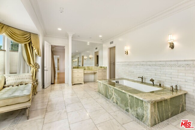 Building Photo - 709 N Maple Dr