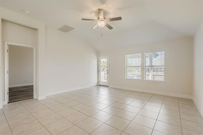 Building Photo - 1008 Sundrops St