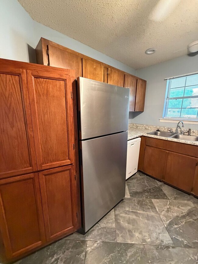 Building Photo - FOR RENT