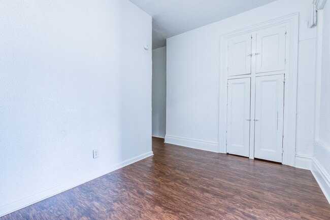 Building Photo - AVAILABLE July 2026 - Huge 5 Bedroom, 2 Bath Home in South Side Slopes w/ Garage Attached!