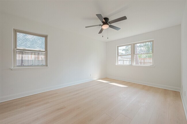 Building Photo - 10027 Lynbrook Dr