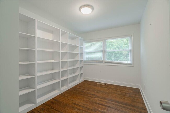 Building Photo - 3860 Carlton Dr