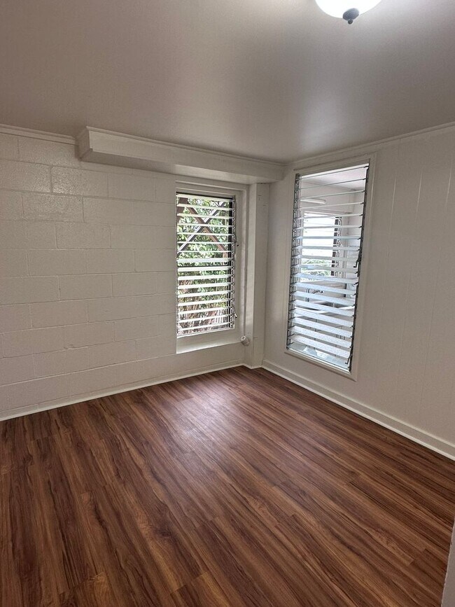 Building Photo - 1701 Skyline Dr