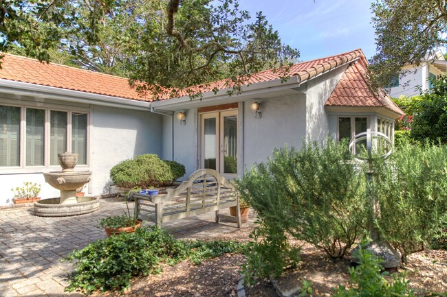 Building Photo - Quintessential Carmel Cottage