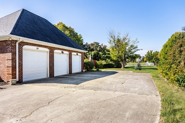 Building Photo - 9628 Summerlakes Dr