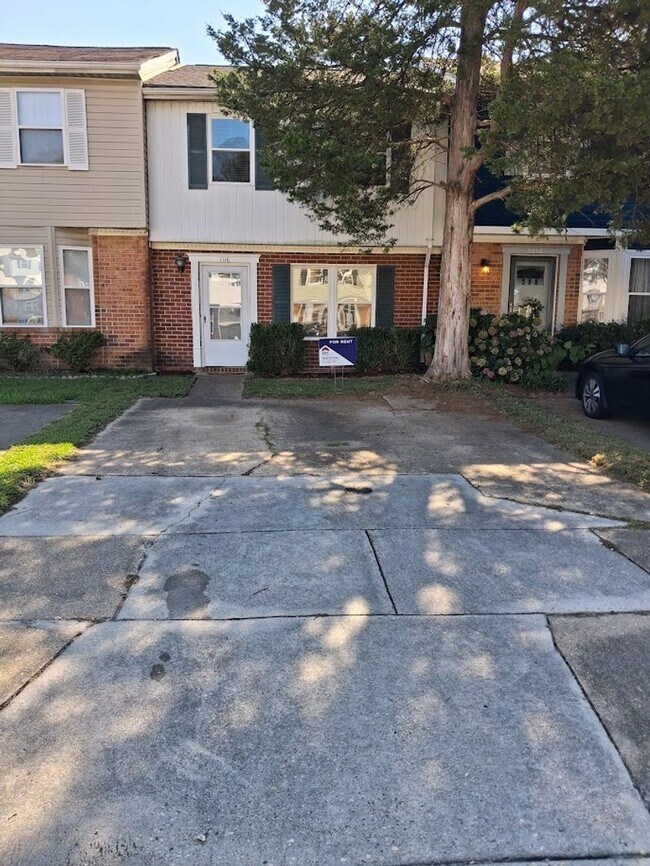 Building Photo - Charming 3BR Townhouse with Fenced Backyard and Community Pool