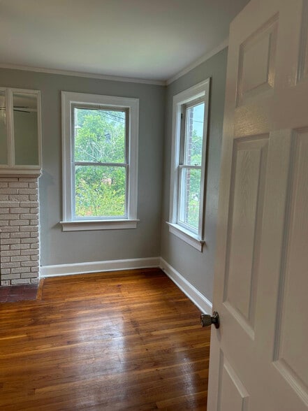 Living room looking in from the landing - 768 Acosta St