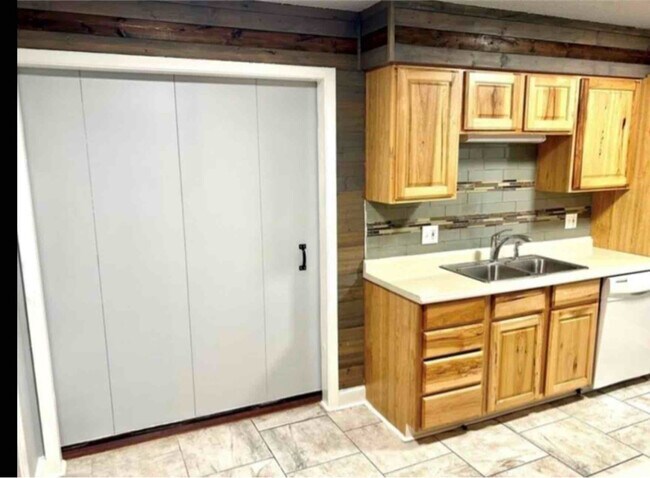 Building Photo - 2315 Loreco St