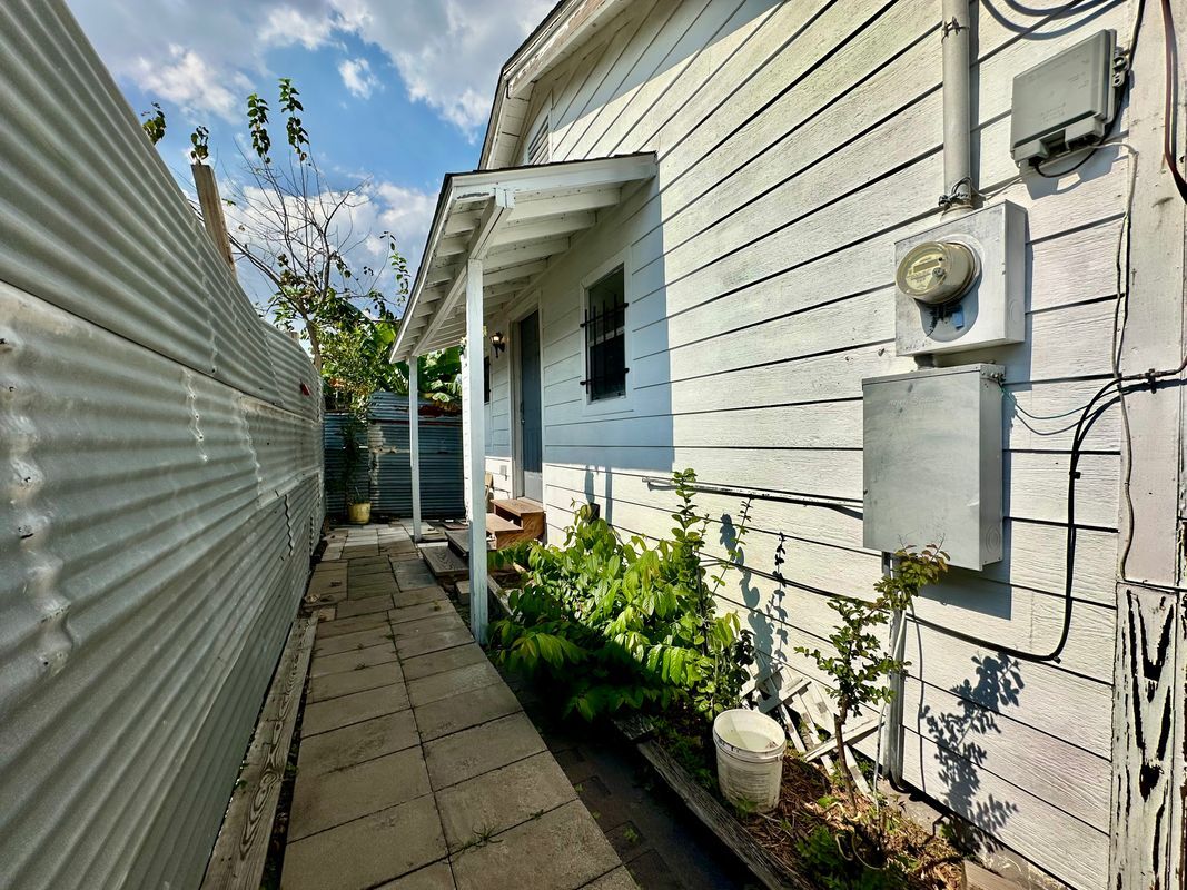 Building Photo - 305 N Live Oak St