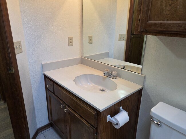 Building Photo - 2122 Meench Dr