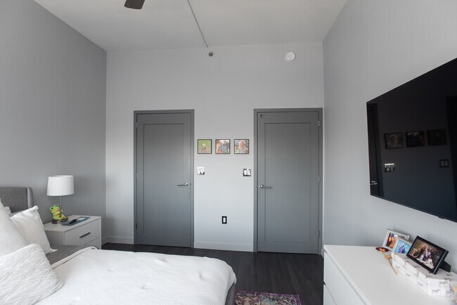 Building Photo - 102 Christopher Columbus Dr