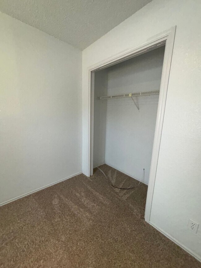 Building Photo - 2033 Redwing Way