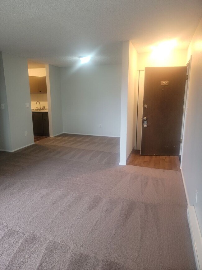 Building Photo - MOVE IN SPECIAL $500 OFF MOVE IN COSTS 2 Bedroom, North Tacoma, $1395 + $100 w/s/g = $1495.00, up...