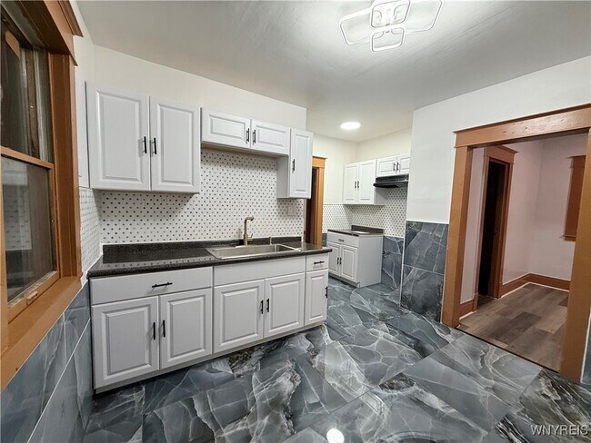 Building Photo - 111 Dempster St