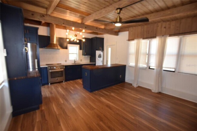 Building Photo - 1918 Sunset Ln