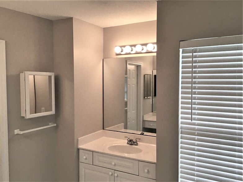 Building Photo - 587 Oakmont Dr