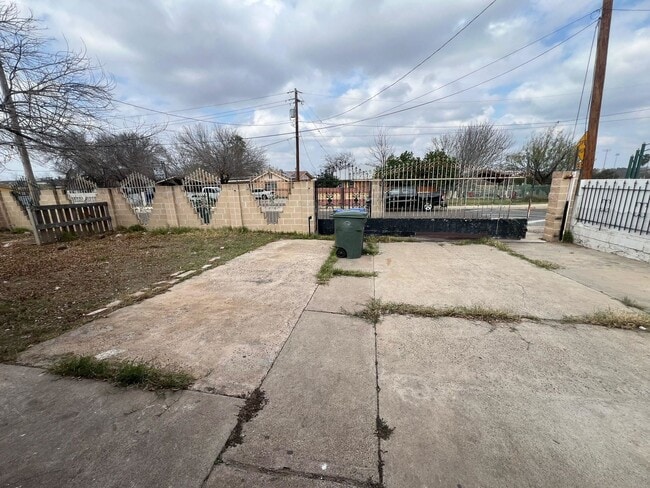 Building Photo - 2703 Diaz St