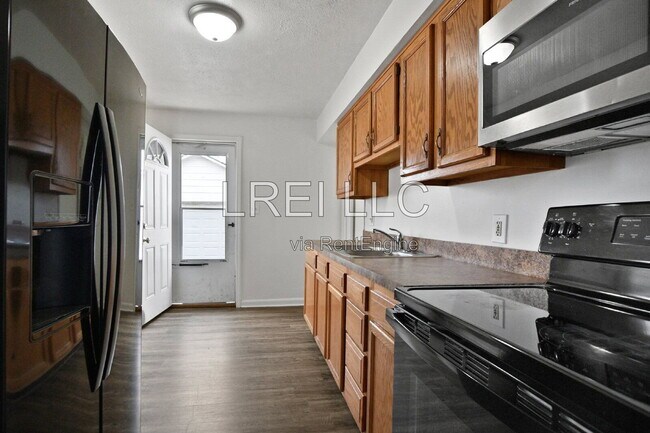 Building Photo - 2404 Thomas Ave