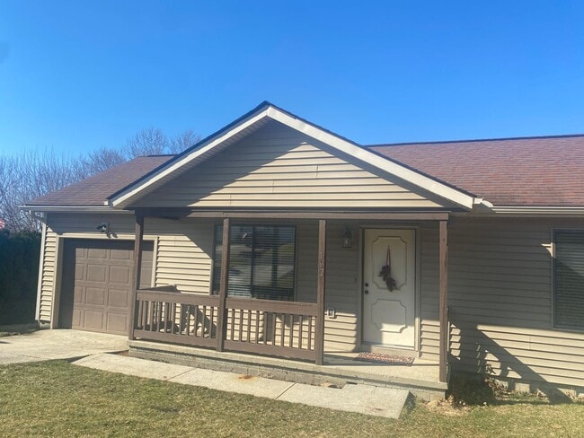 Building Photo - 162 E Hillview Dr