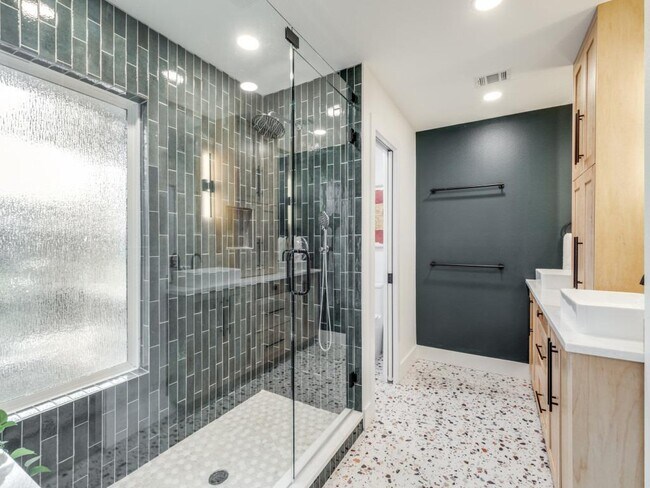 Building Photo - 2209 Fair Oaks Dr