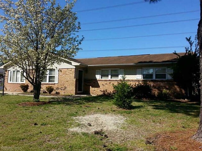 Primary Photo - MOVE IN READY 4 Bedroom in Dunedin!