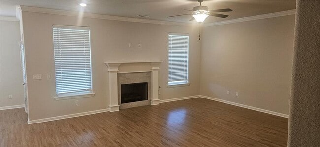 Building Photo - 302 Emerald Woods