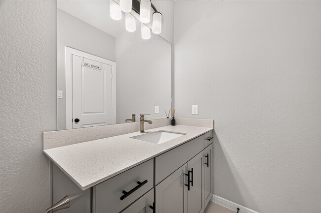 Building Photo - 16118 Cottontail Burrow Ln