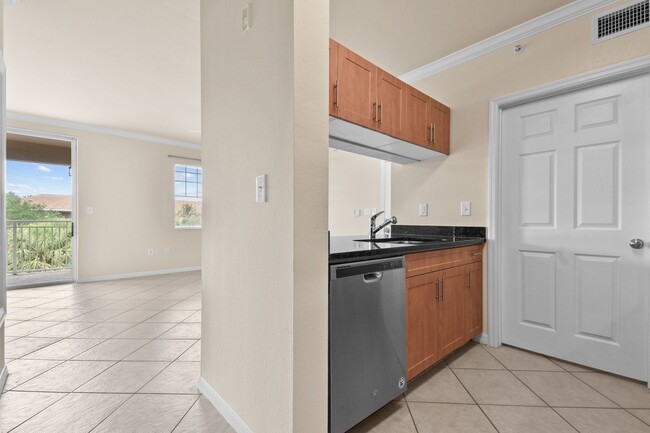 Building Photo - Stylish and luxurious 1-bedroom, 1-bath co...