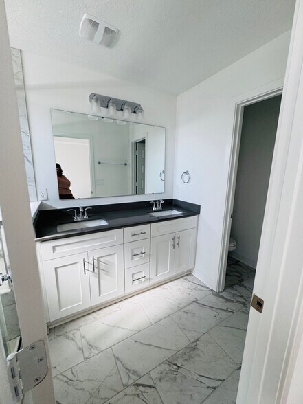 Building Photo - 13769 Gatsby Dr
