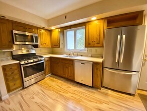 Building Photo - 4 Bedroom Home in Burlington VT Available 1/1/26!