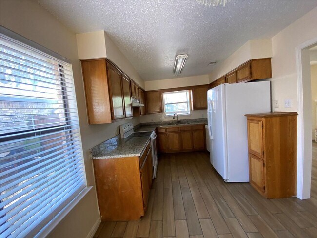 Building Photo - Coming Soon 3 bed 2 bath w/2 car garage