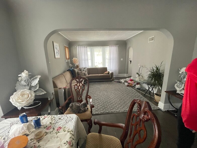 Building Photo - 1524 E Algonquin Rd