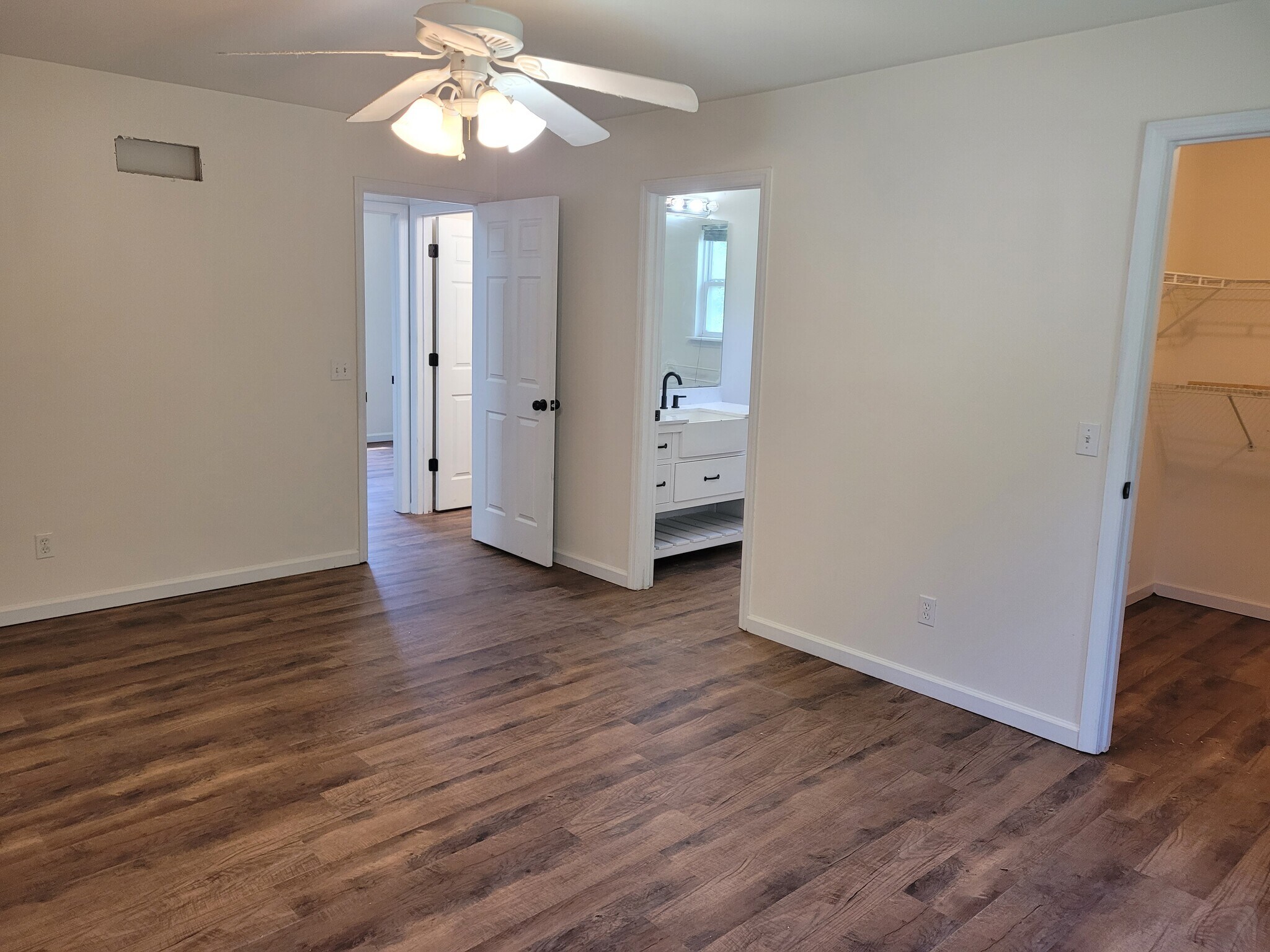Building Photo - 4 Spring Hill Cir