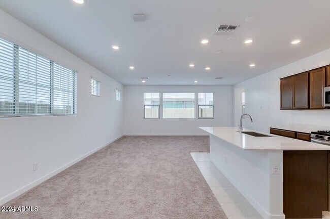 Building Photo - 1168 E Sabino Dr