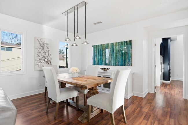 Building Photo - Light-Filled Furnished Townhouse with Rooftop Deck in Corona del Mar