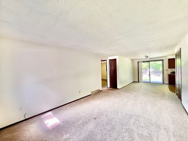 Building Photo - 2 Bedroom, 1 Bath Ranch Duplex, with attached 1 Car Garage in Loveland, CO