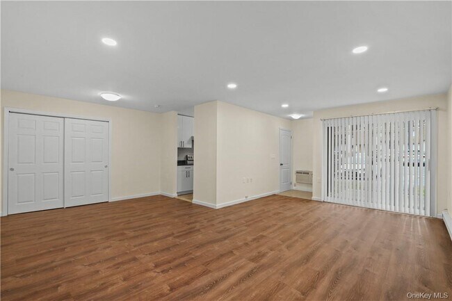 Building Photo - 305 Vista on the Lake