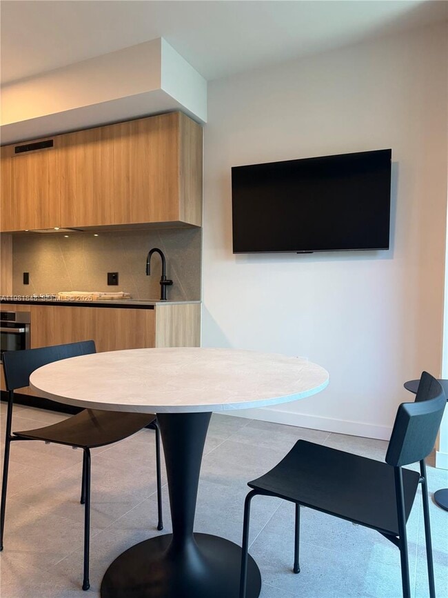 Building Photo - 121 NE 5th St