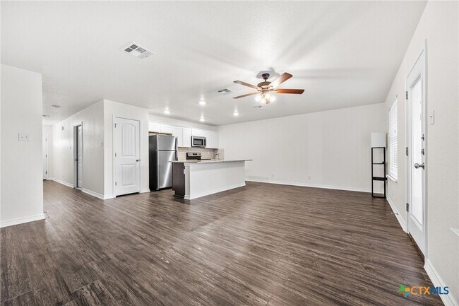 Building Photo - 909 E Mary Jane Dr