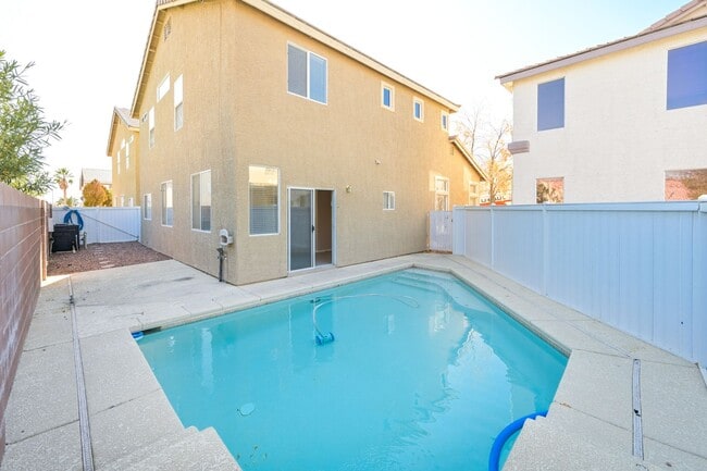 Building Photo - NW!! POOL!!!! GATED!!! Com. Park!!! Low Maintenance desert landscape front Yard. New Carpet!! Ups...