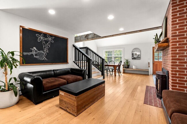 Building Photo - 4 Moccasin Ln