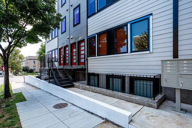 Building Photo - 233 Seaton Pl NE