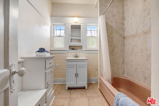 Building Photo - 1246 W 48th St