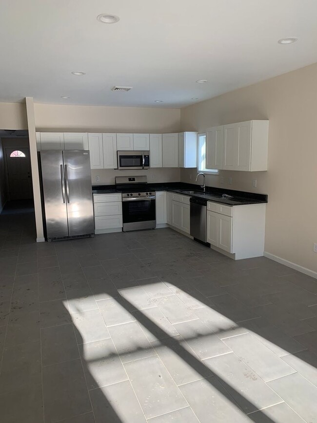 Building Photo - New Large 2-bedroom Guilford Lake