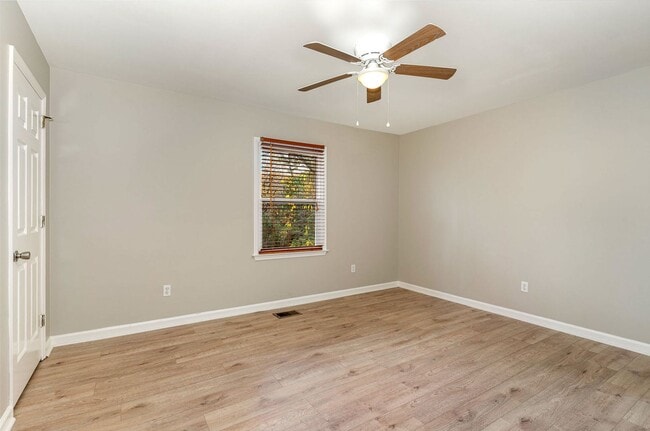 Building Photo - Donelson Freshly Updated 2 Bdrm Townhome Available Now!