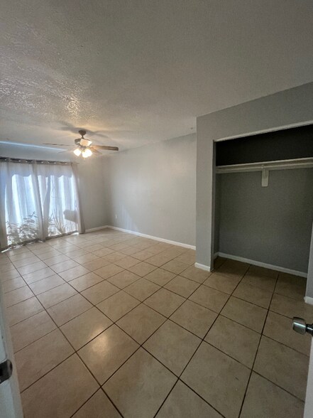 Building Photo - 1370-1376 6 Iron Dr