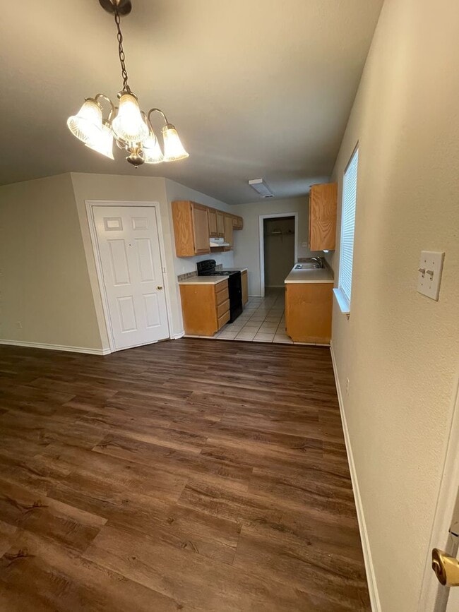 Building Photo - Beautiful home close to down town Granbury and Schools