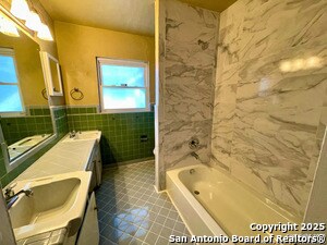 Building Photo - 335 Saratoga Dr