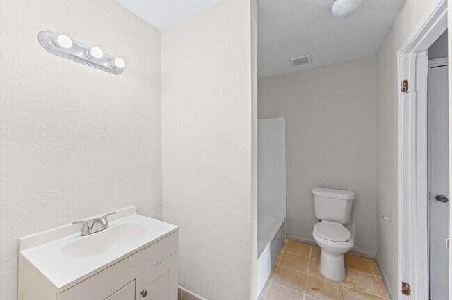 Building Photo - 12206 Ormandy St