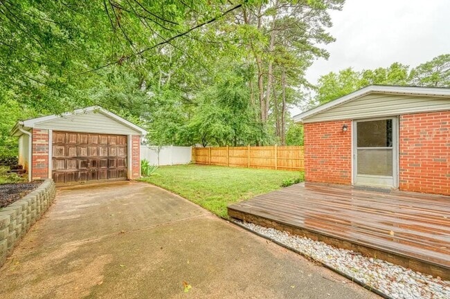 Building Photo - 215 Collins Ave